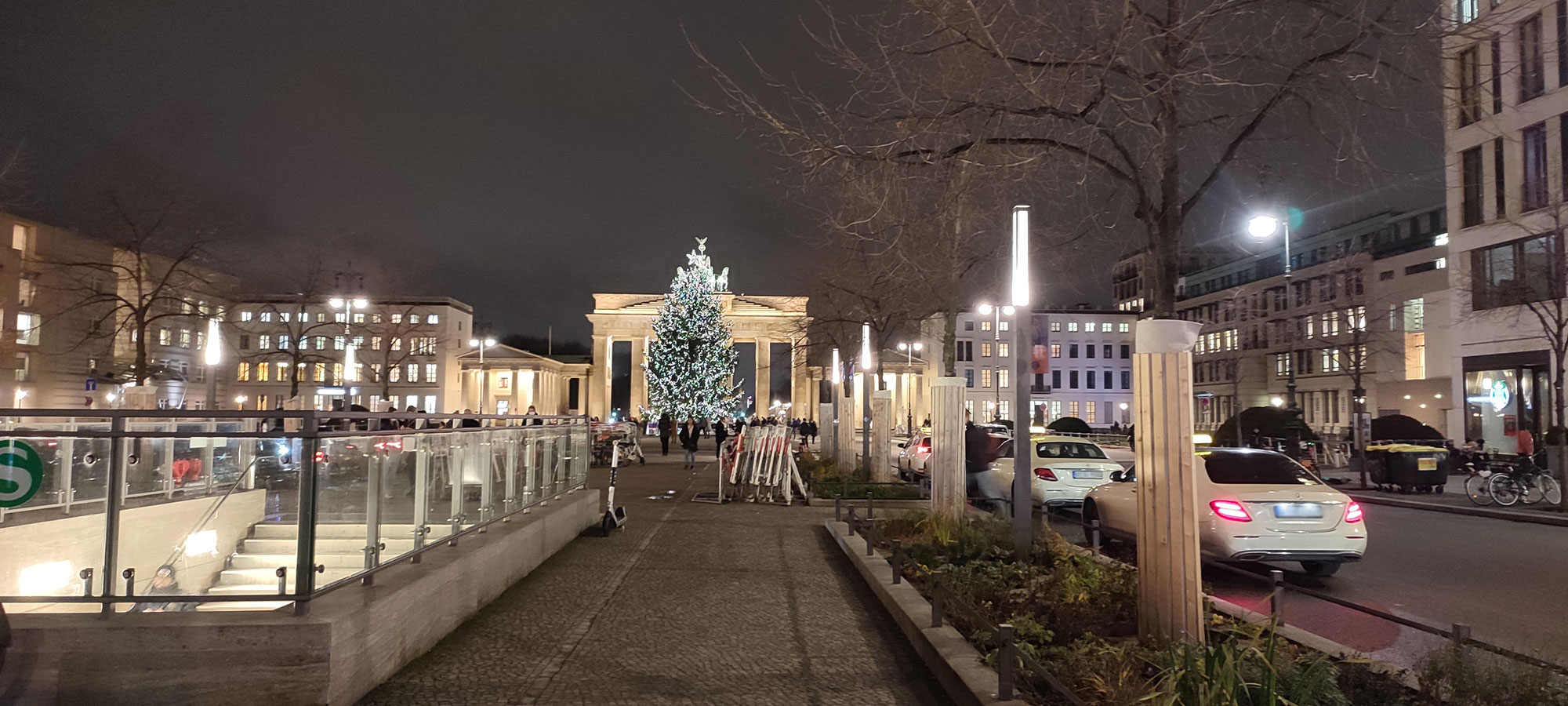 Brandenburger Tor mit geschützten Bäumen